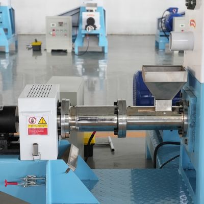 دستگاه پلت خوراک ماهی شناور در مقیاس کوچک 55 کیلو وات 700 کیلوگرم / H با دو آستین