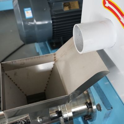 آسیاب گلوله ای خوراک ماهی شناور 5.5 کیلوواتی تک پیچ دستگاه اکسترودر غذای حیوانات خانگی ضد زنگ